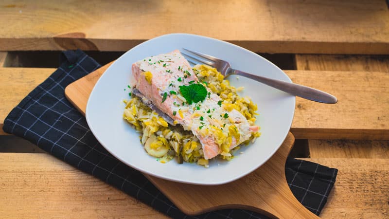pavé de saumon à la crème d'aneth accompagné de riz et sa fondue de poireaux