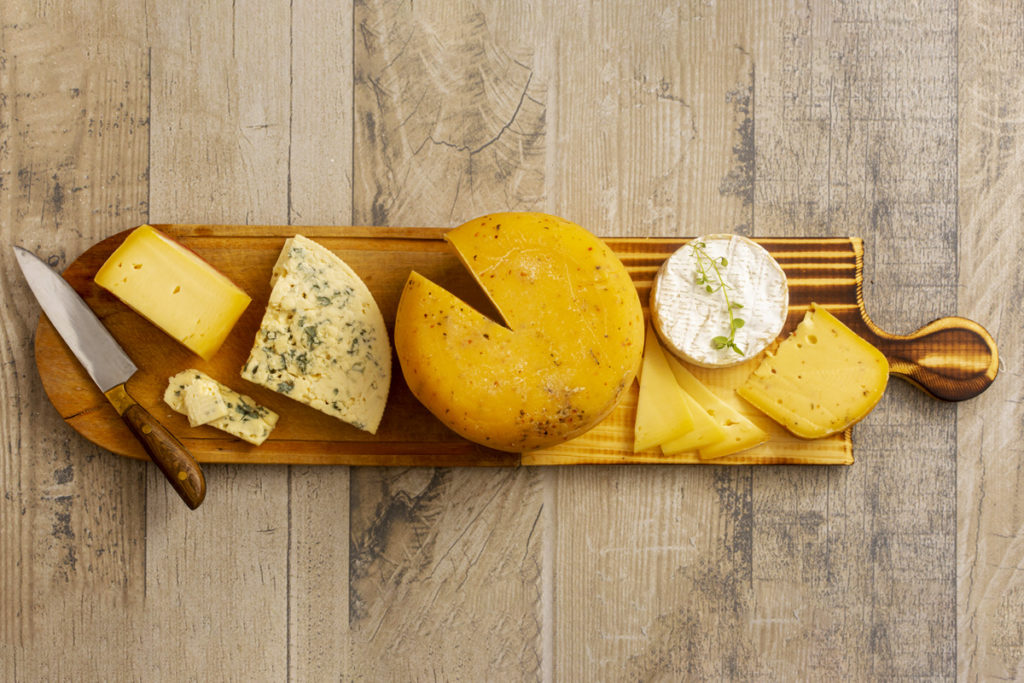 photo de plateau de fromages